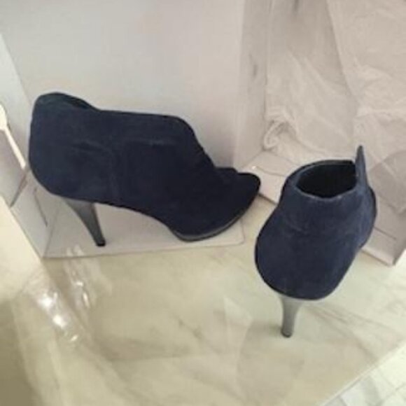 Nine West Navy Heel - Picture 1 of 3